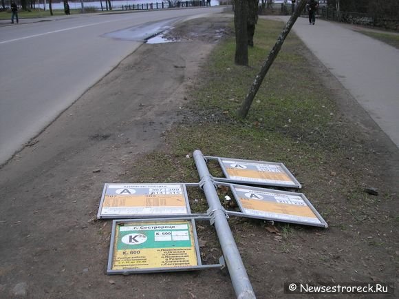 На остановке, напротив администрации, выворотили расписание автобусов.