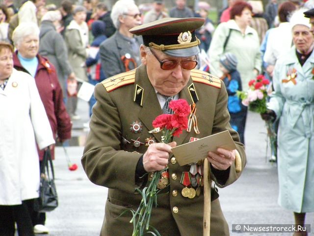 Праздничное шествие и церемония возложения венков.  9 мая 2010 Сестрорецк.