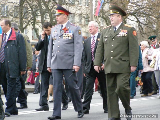 Праздничное шествие и церемония возложения венков.  9 мая 2010 Сестрорецк.