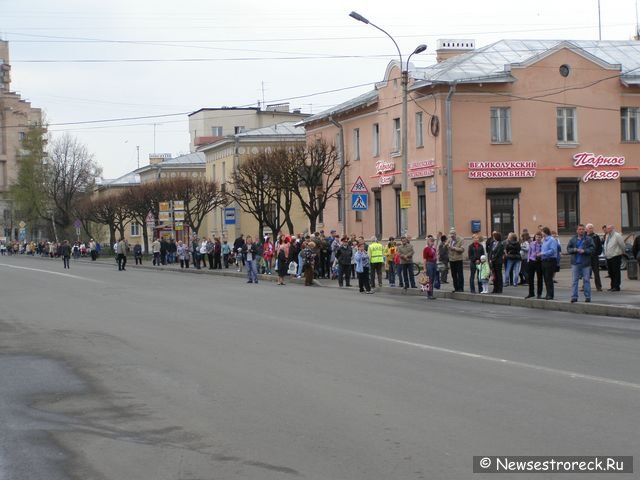 Праздничное шествие и церемония возложения венков.  9 мая 2010 Сестрорецк.