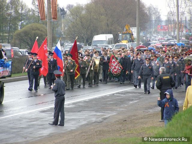 Праздничное шествие и церемония возложения венков.  9 мая 2010 Сестрорецк.