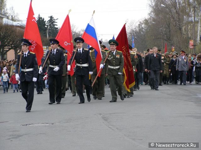 Праздничное шествие и церемония возложения венков.  9 мая 2010 Сестрорецк.