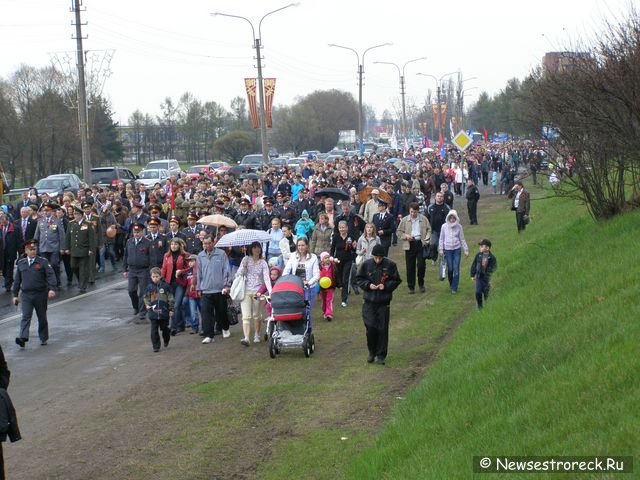 Праздничное шествие и церемония возложения венков.  9 мая 2010 Сестрорецк.