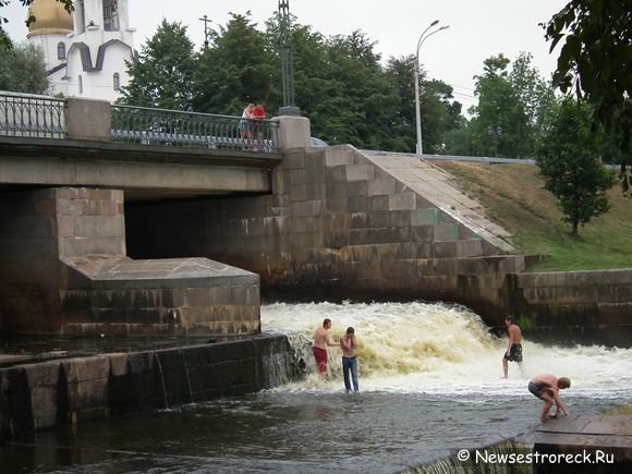 Экстремальное купание на плотине