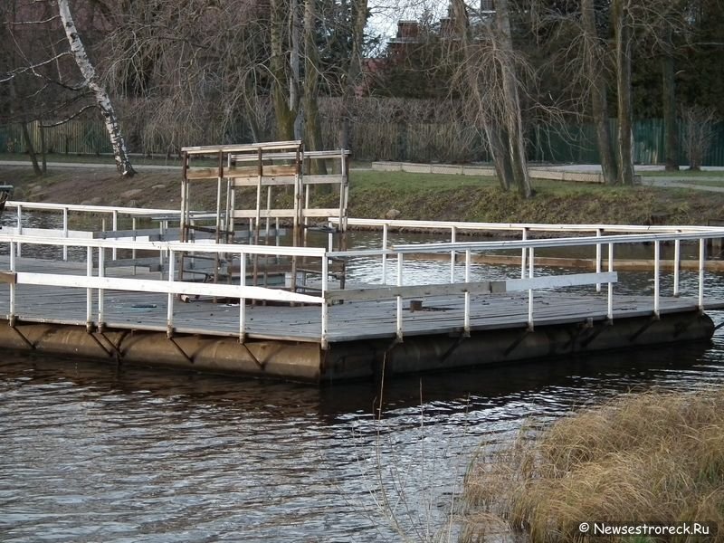 По озеру Разлив плавает плот с купальнями