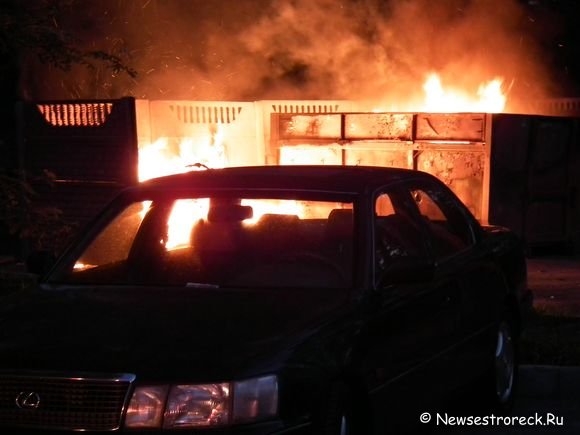 Во дворе дома ул.Токарева 10 полыхала помойка