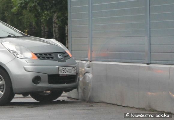 На ул.Токарева Nissan протаранил магазин "Сфера"