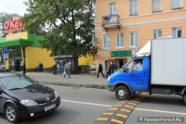 У магазина О"КЕЙ" установили "лежачих полицейских"