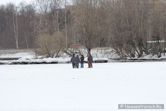 На озере Разлив МЧС "гоняет" рыбаков