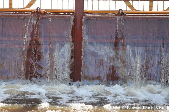 В сливной заводской канал пустили воду