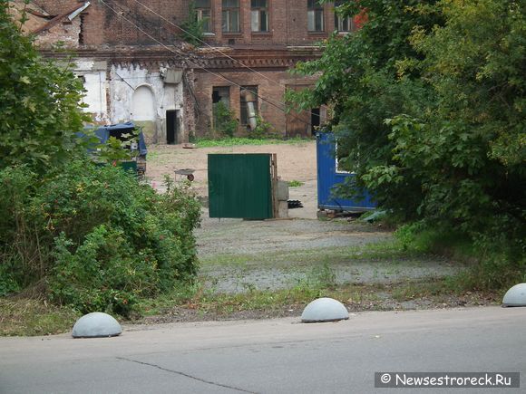 У завода им.Воскова убрали часть забора