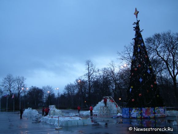 На площади началось строительство Ледового городка