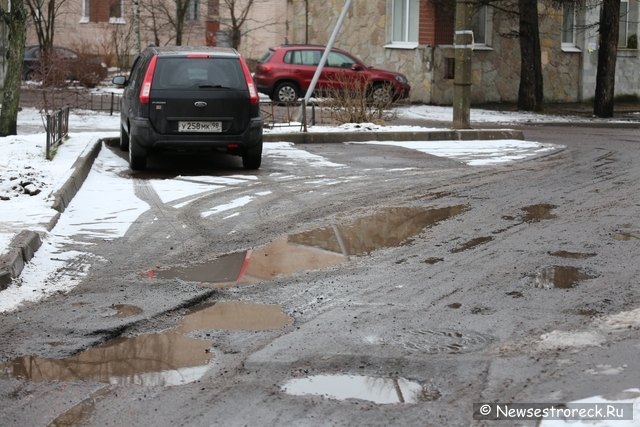 Состояние дорожного покрытия во дворах на ул.Токарева и Приморского шоссе