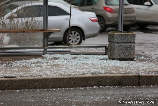 На автобусной остановке лопнуло стекло