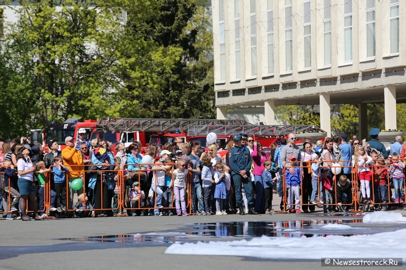 В Сестрорецке прошли мероприятия, посвященные 365-летию пожарной охраны России