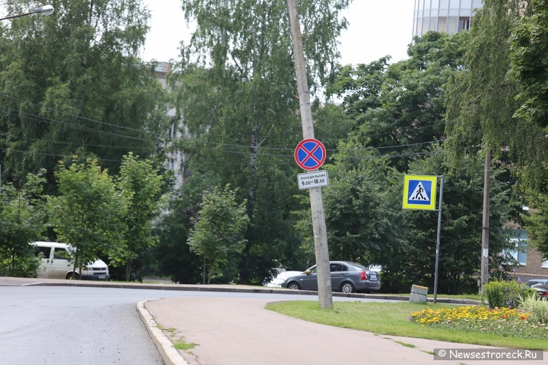 Опора освещения на пересечении ул.Мосина и ул.Воскова опасно накренилась