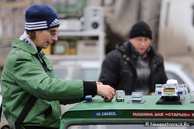 В Сестрорецке открылась выставка автомобилей и мотоциклов времен СССР