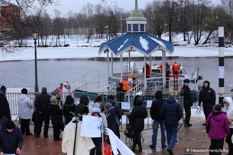 В Сестрорецке Крещение отметили крестным ходом и массовым купанием