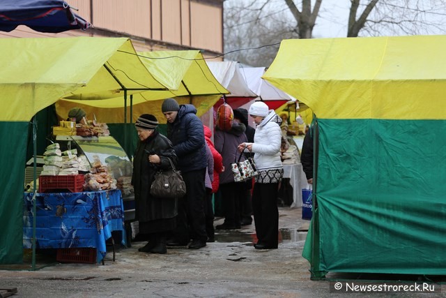 На вокзале развернулась ярмарка промышленных и продовольственных товаров