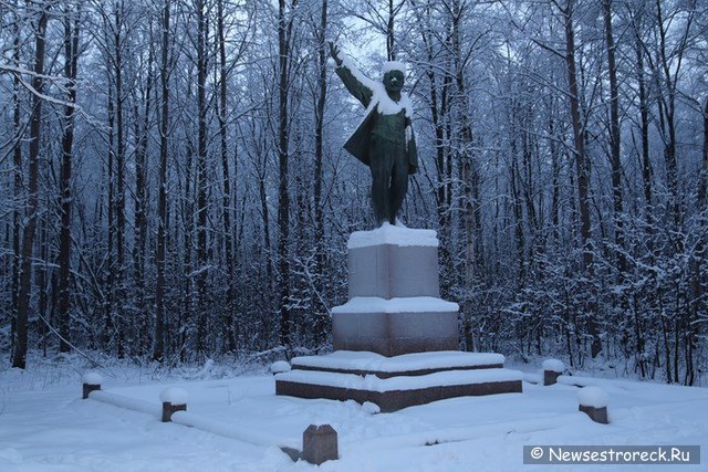 На территории музея "Шалаш" установили новый памятник Ленину