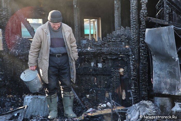 В Сестрорецке горел лодочный кооператив на озере Разлив