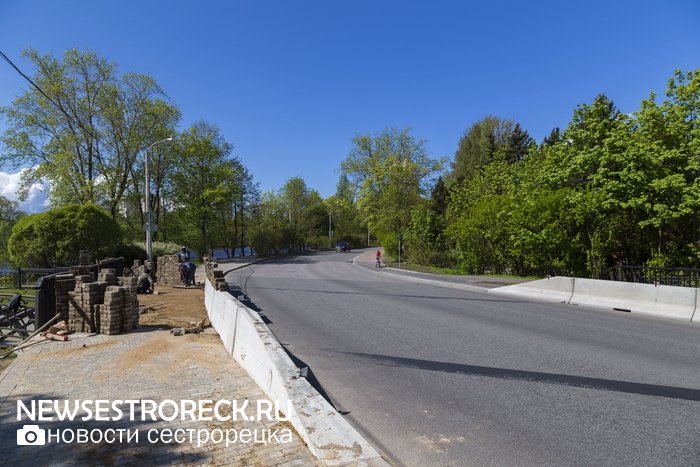 Рабочие перекладывают "пляшущую" плитку на мосту через р. Малая Сестра