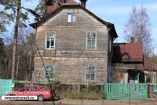 Как памятник в Сестрорецке оказался в руинах. Вместе с жильцами