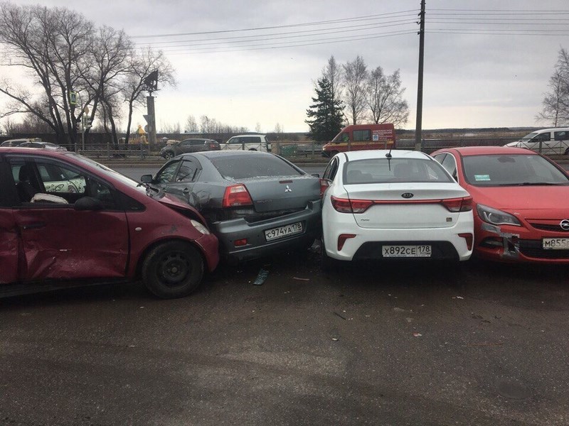 У ресторана "ТаймАут" произошла массовая авария