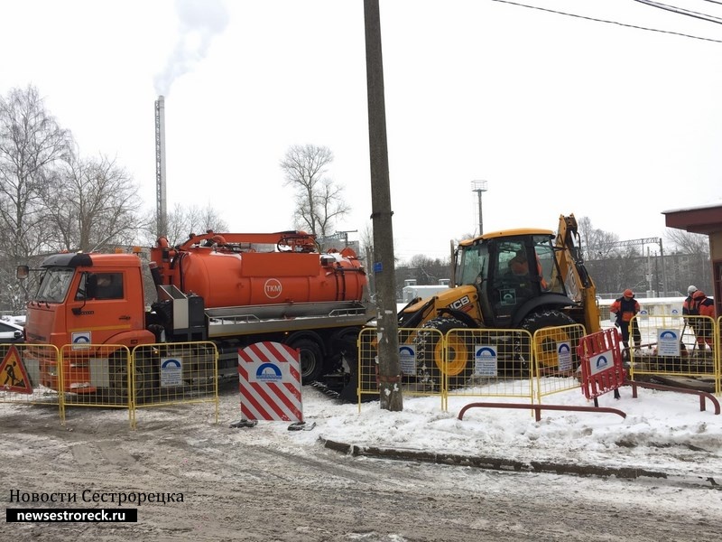 У хлебного магазина прорвало трубу с водой